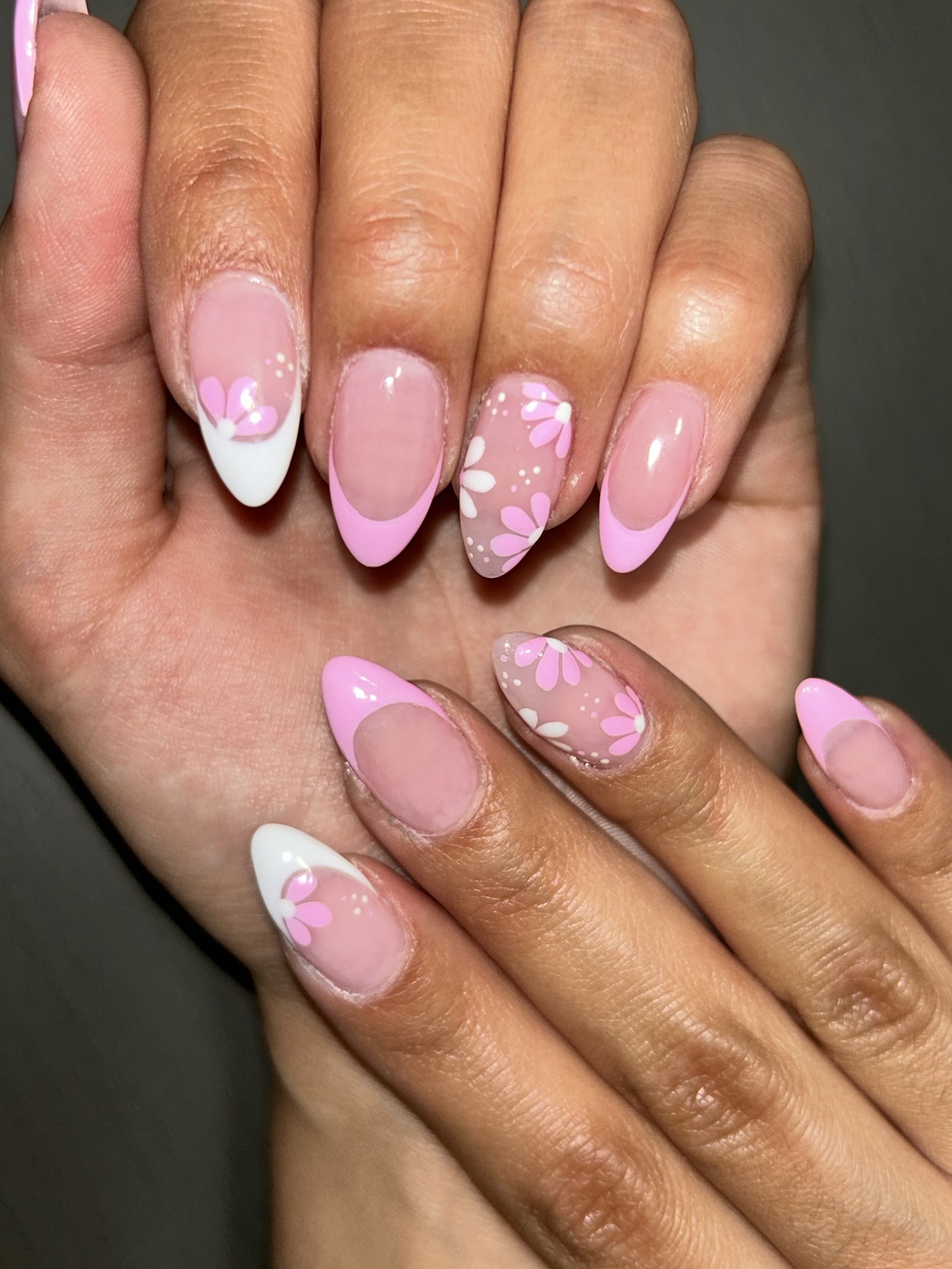 Mary Nails logo